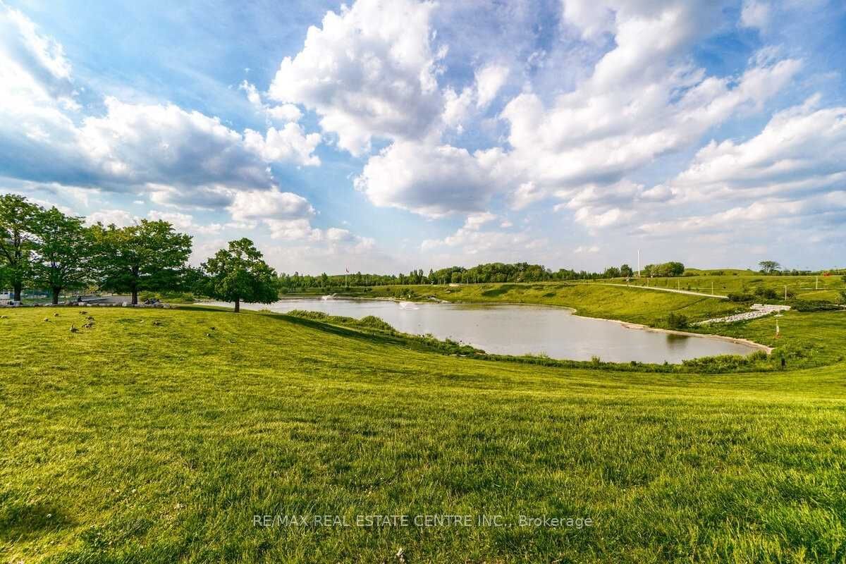 60 George Butchart Dr, #709