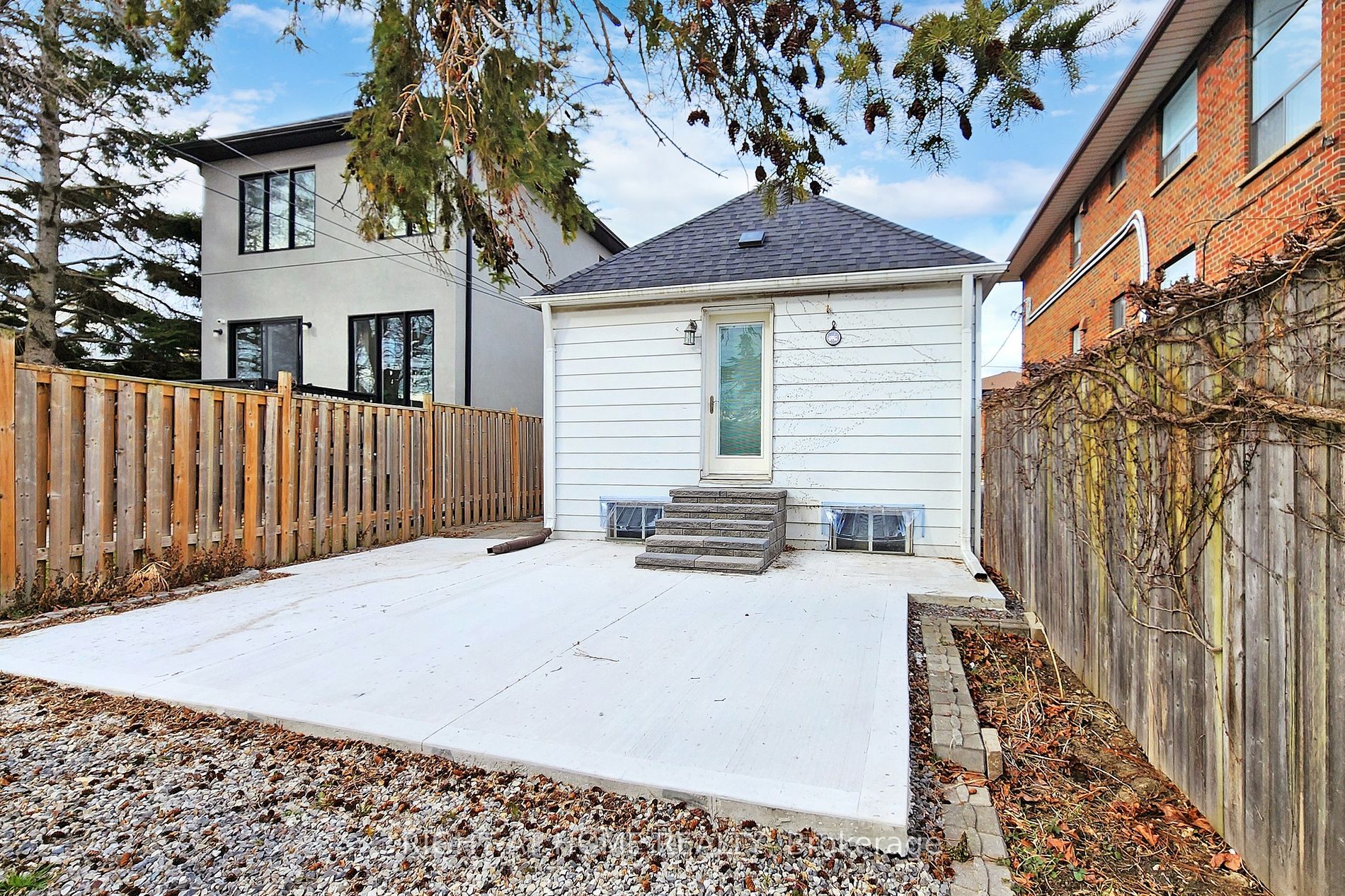 133 Lake Cres