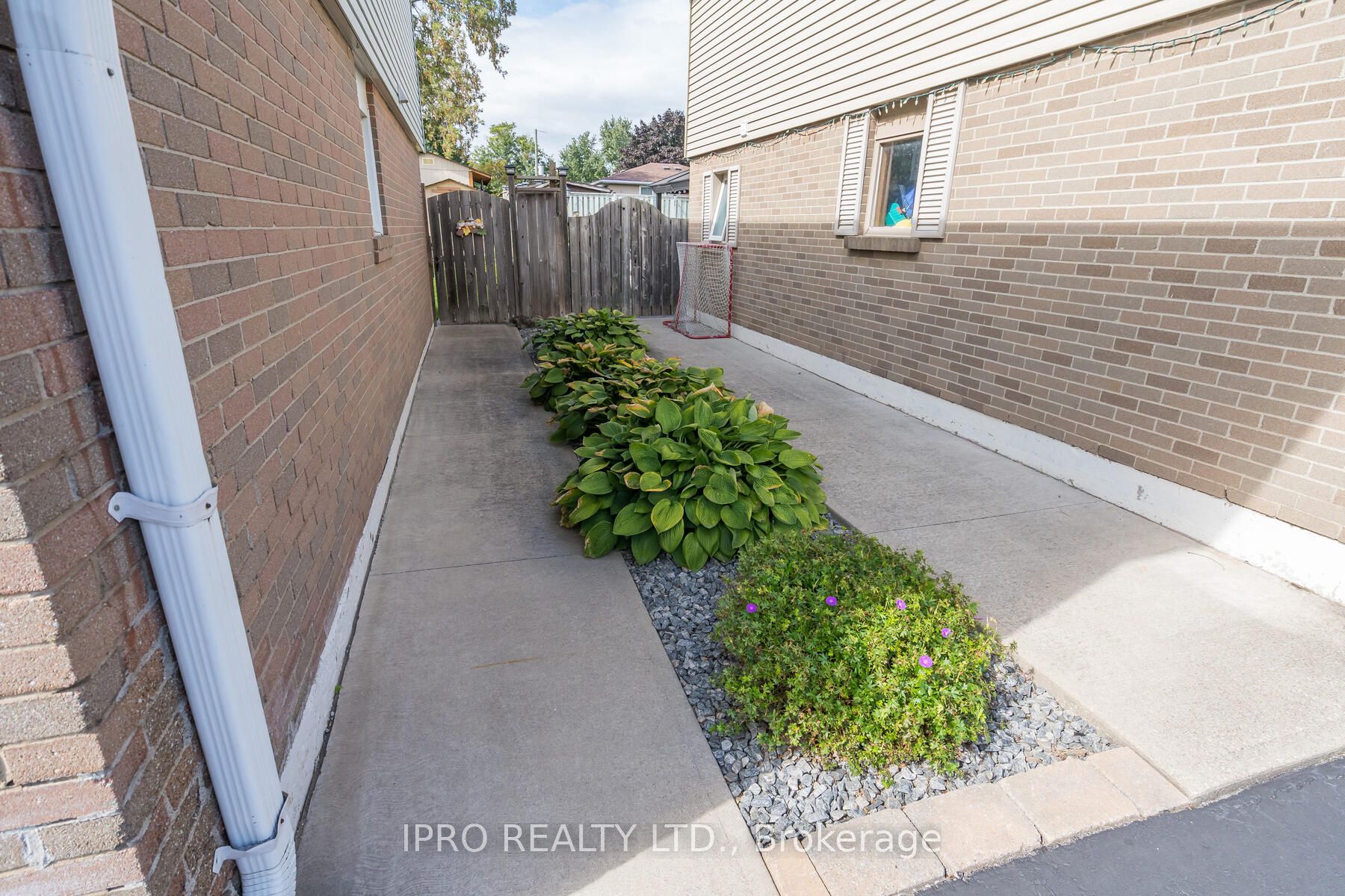 27 Eleanor Crescent