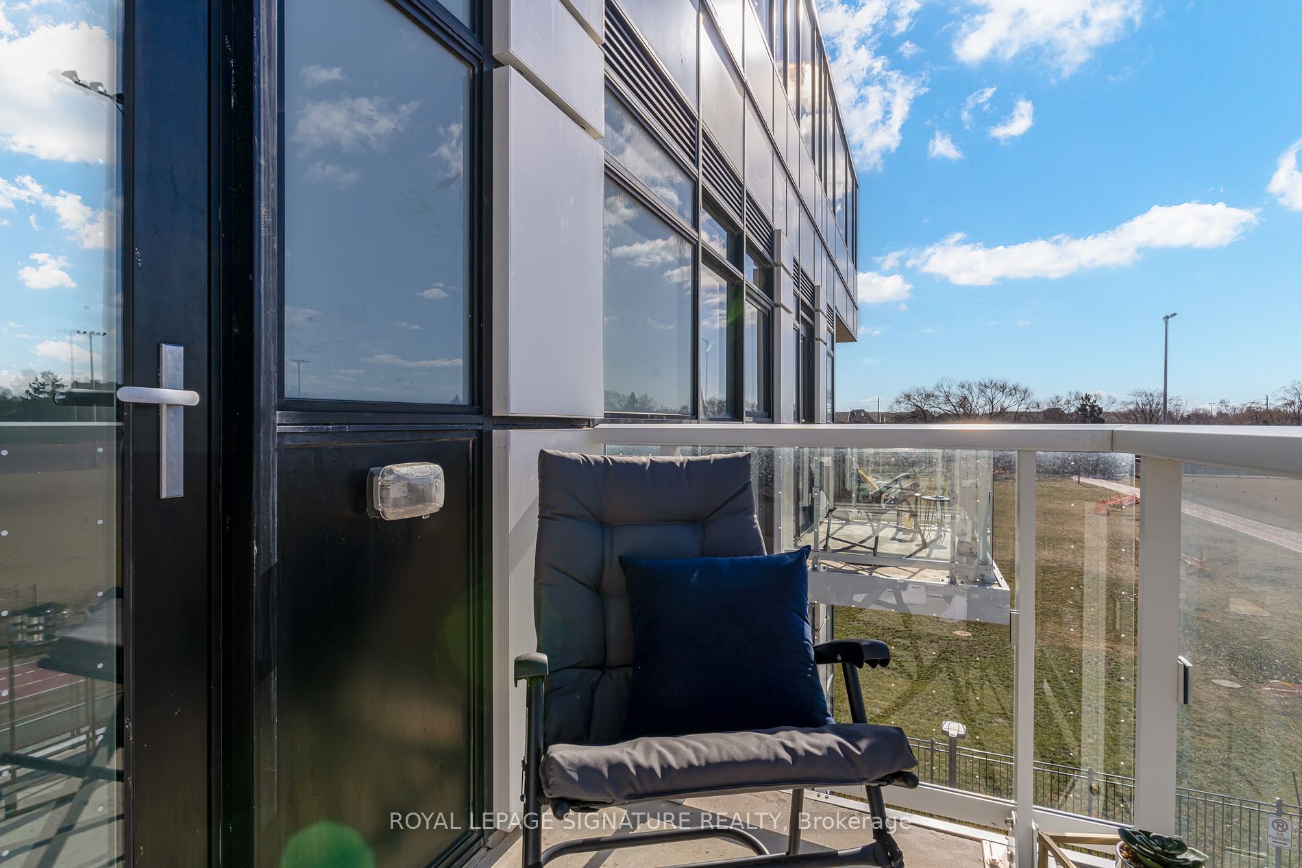 251 Manitoba St, #325