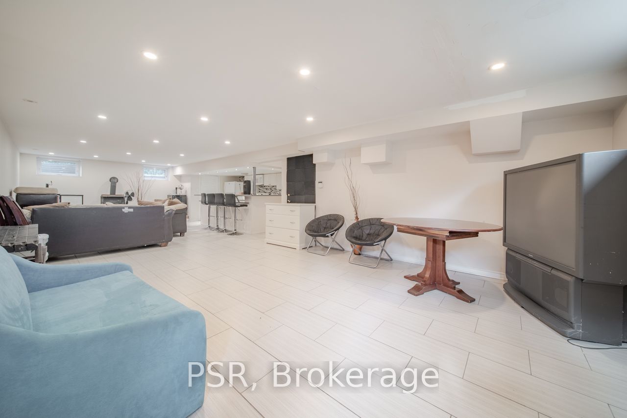 3256 Cindy Cres