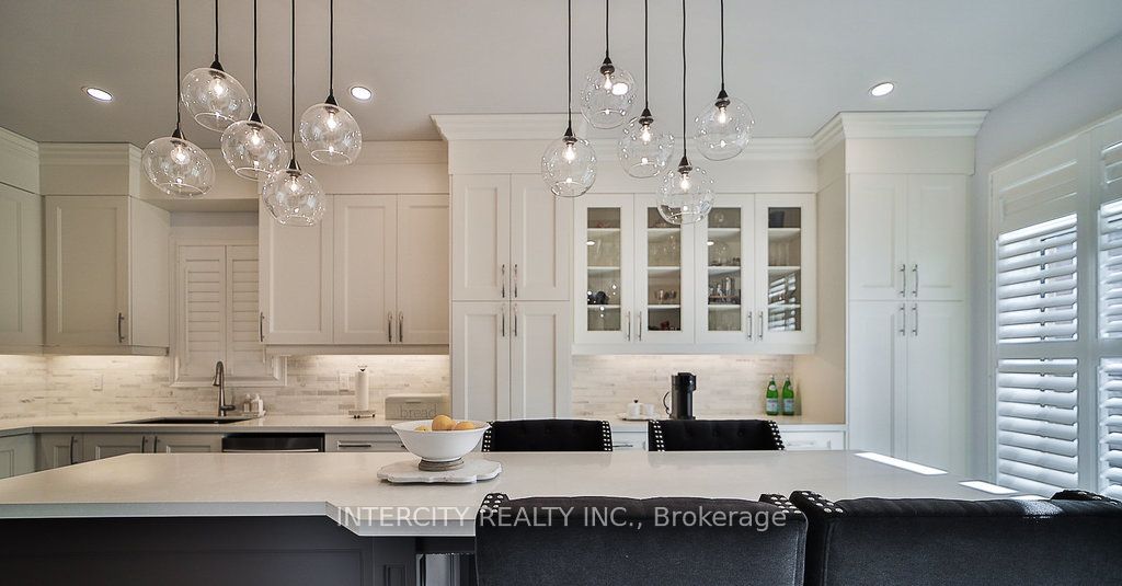 10 Silvershadow Terr