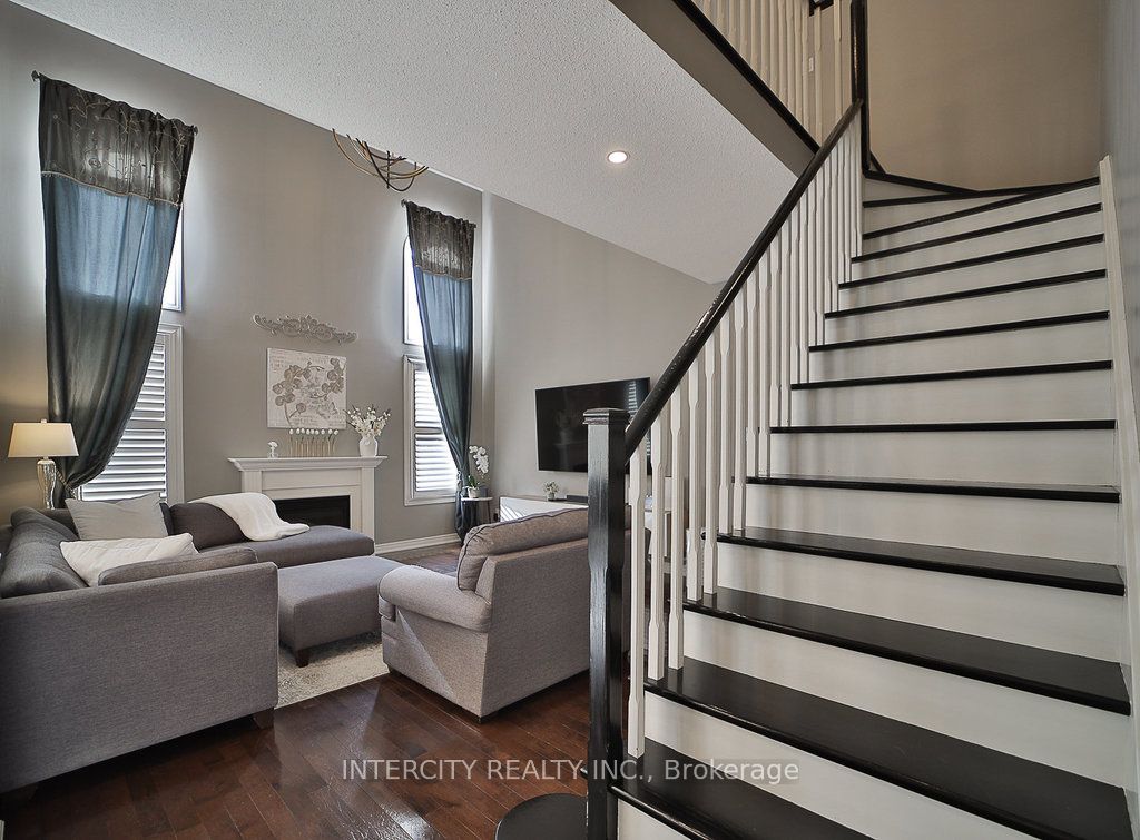 10 Silvershadow Terr