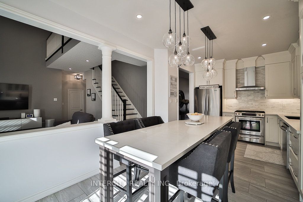 10 Silvershadow Terr