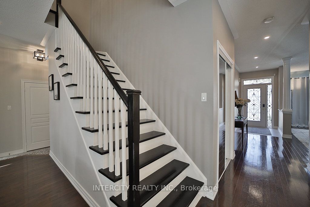 10 Silvershadow Terr