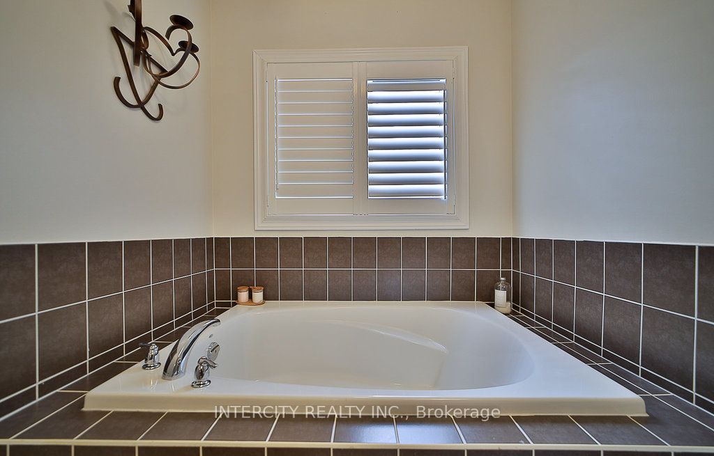 10 Silvershadow Terr