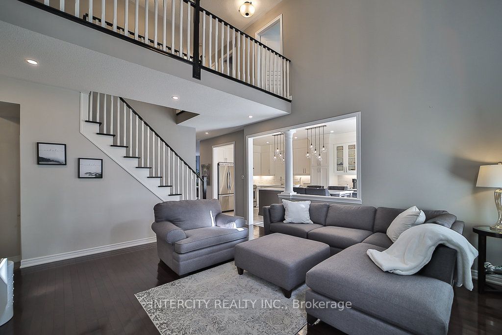 10 Silvershadow Terr