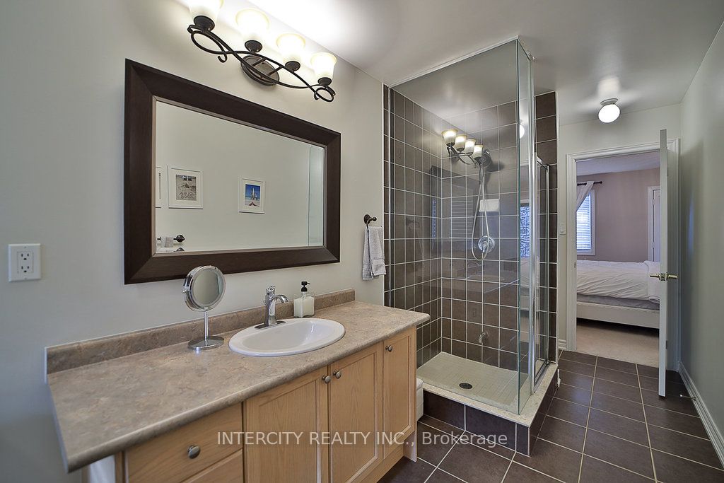 10 Silvershadow Terr