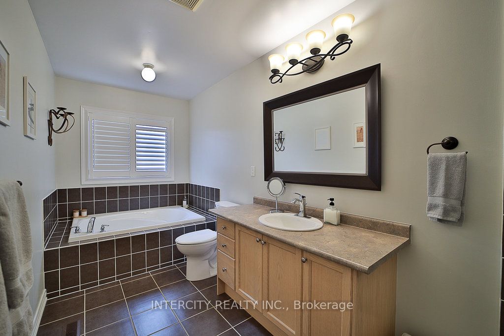 10 Silvershadow Terr