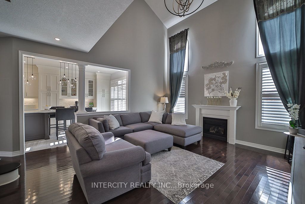 10 Silvershadow Terr