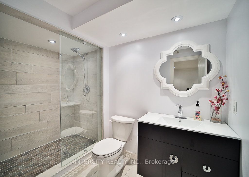 10 Silvershadow Terr