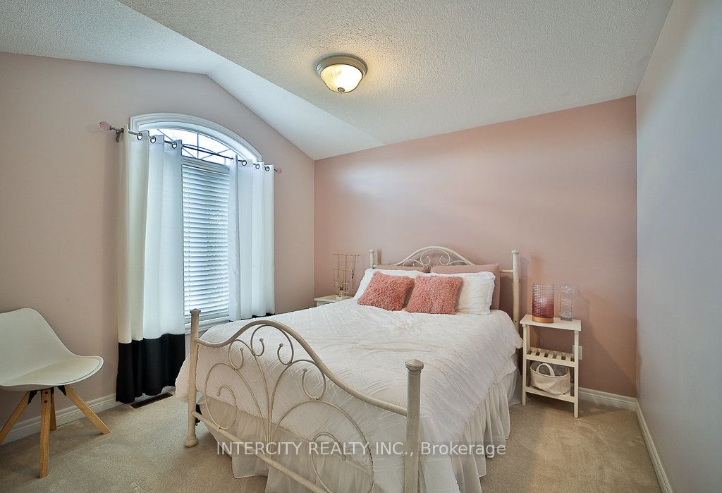 10 Silvershadow Terr