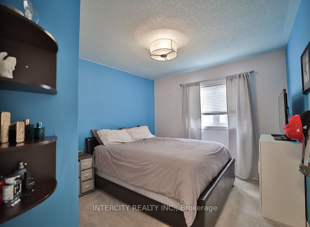 10 Silvershadow Terr