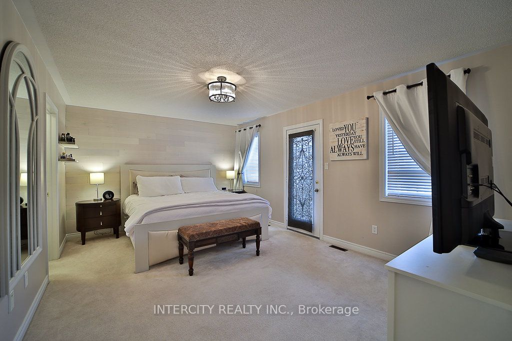 10 Silvershadow Terr