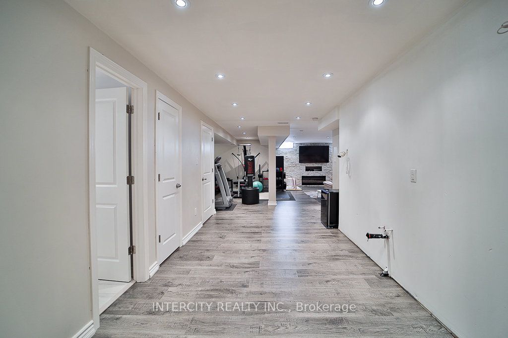 10 Silvershadow Terr