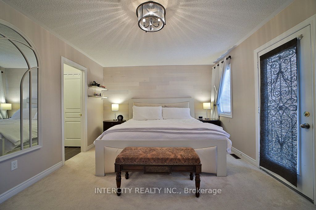 10 Silvershadow Terr