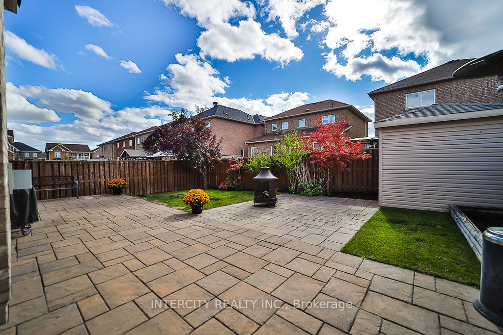 10 Silvershadow Terr