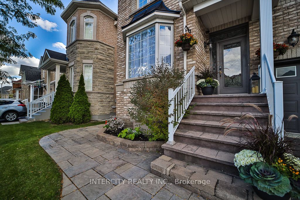 10 Silvershadow Terr