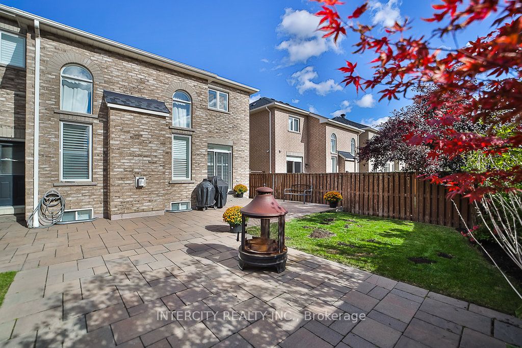 10 Silvershadow Terr