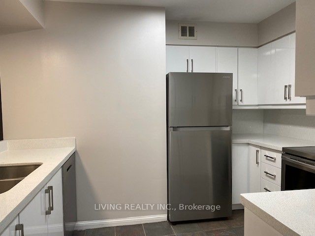 50 Eglinton Ave W, #408