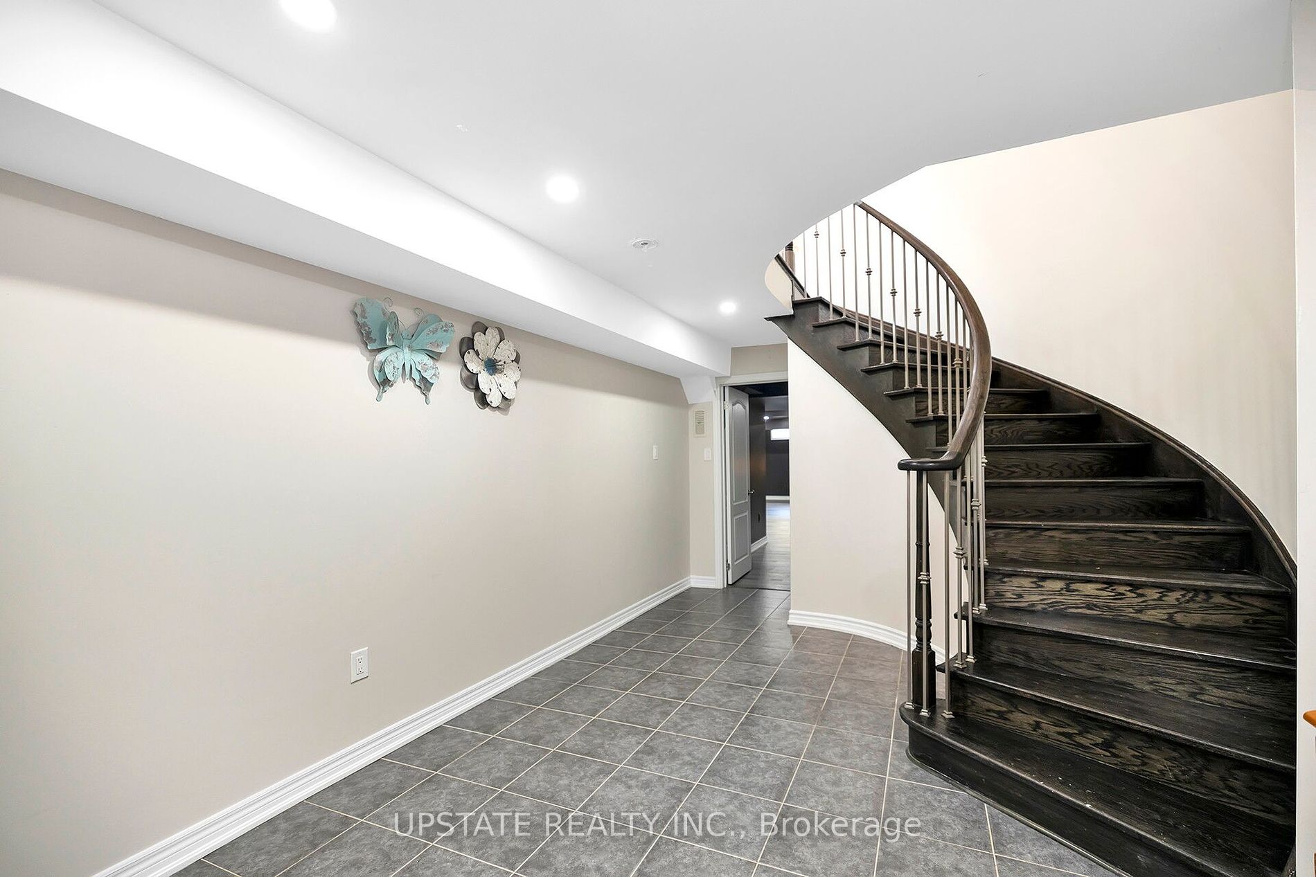 4 Ingleborough Dr