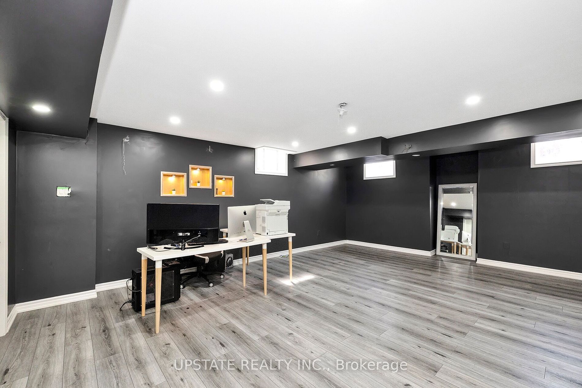 4 Ingleborough Dr