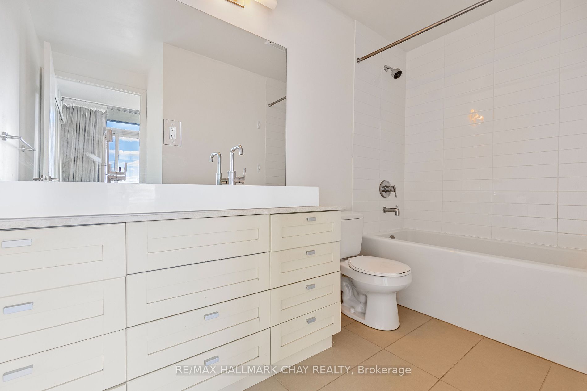 105 The Queensway Ave W, #605