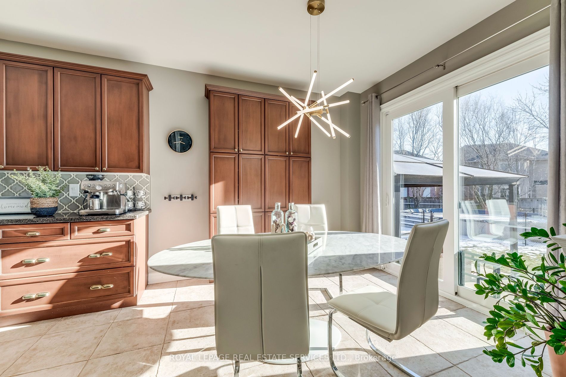 1215 Jezero Cres