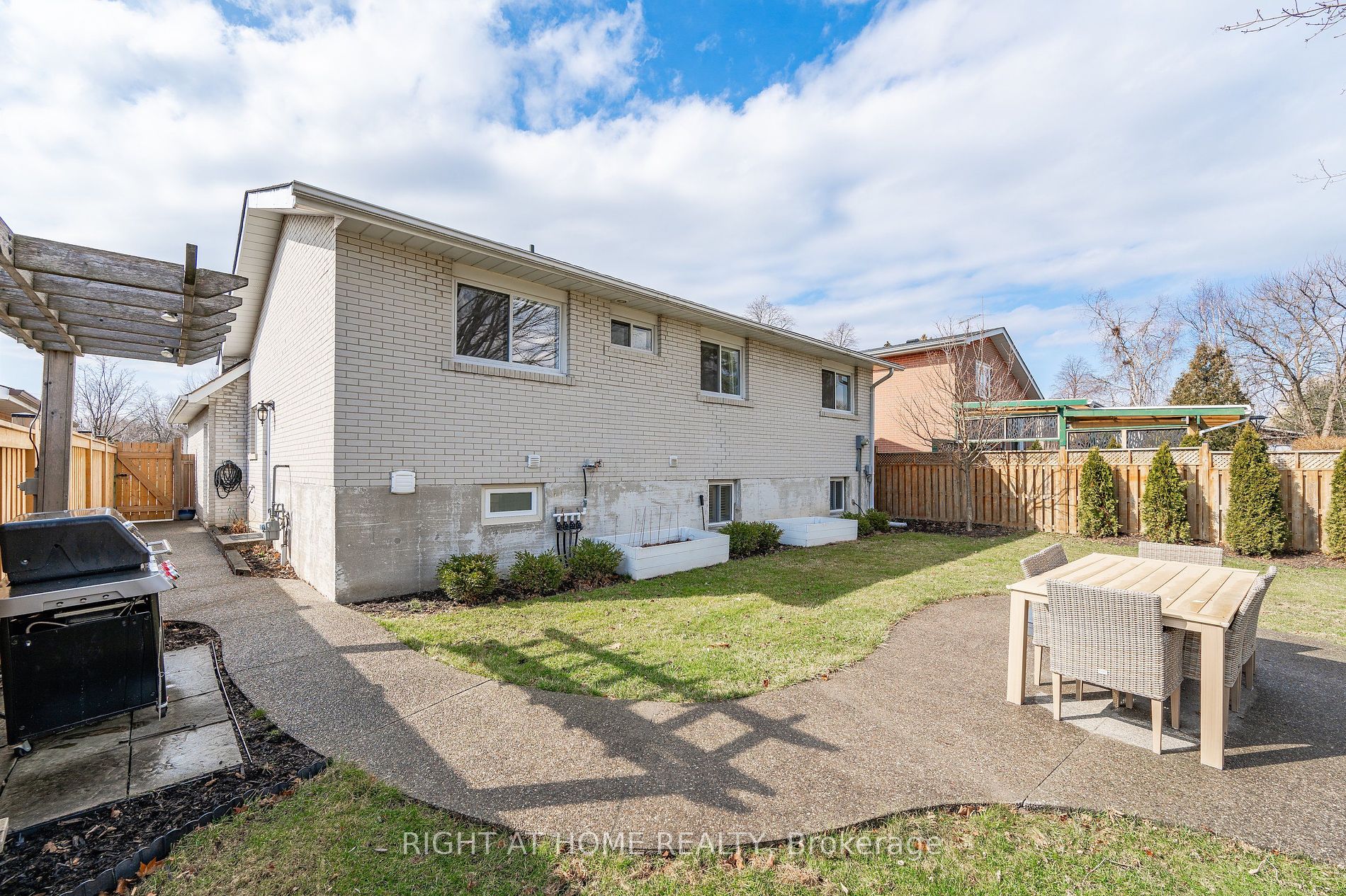 1600 Hobbs Cres