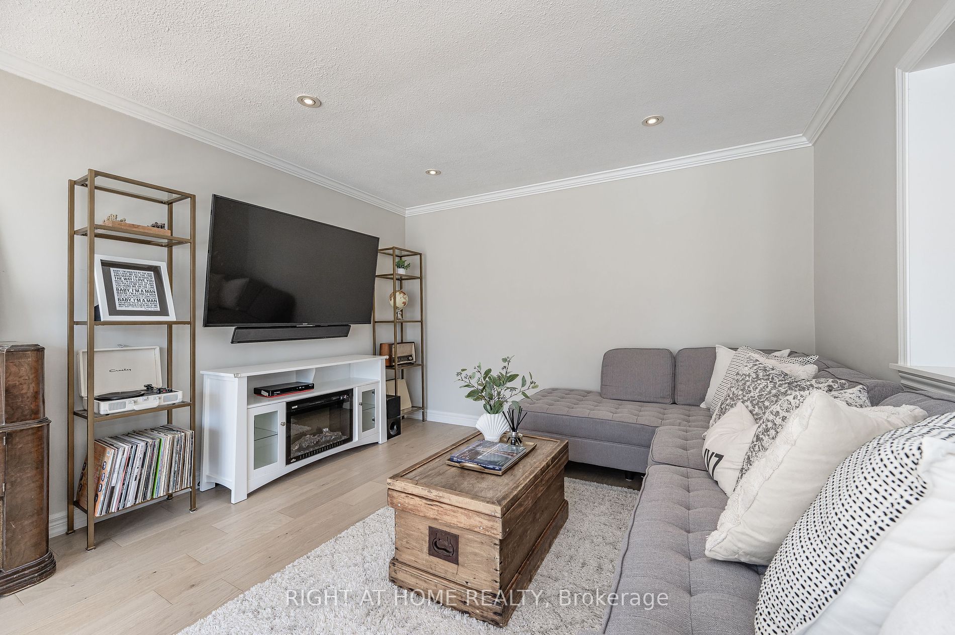 1600 Hobbs Cres