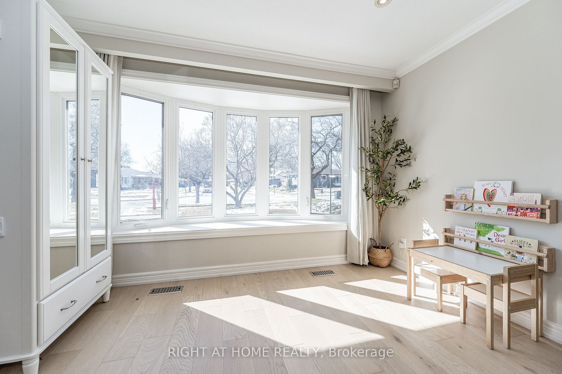 1600 Hobbs Cres