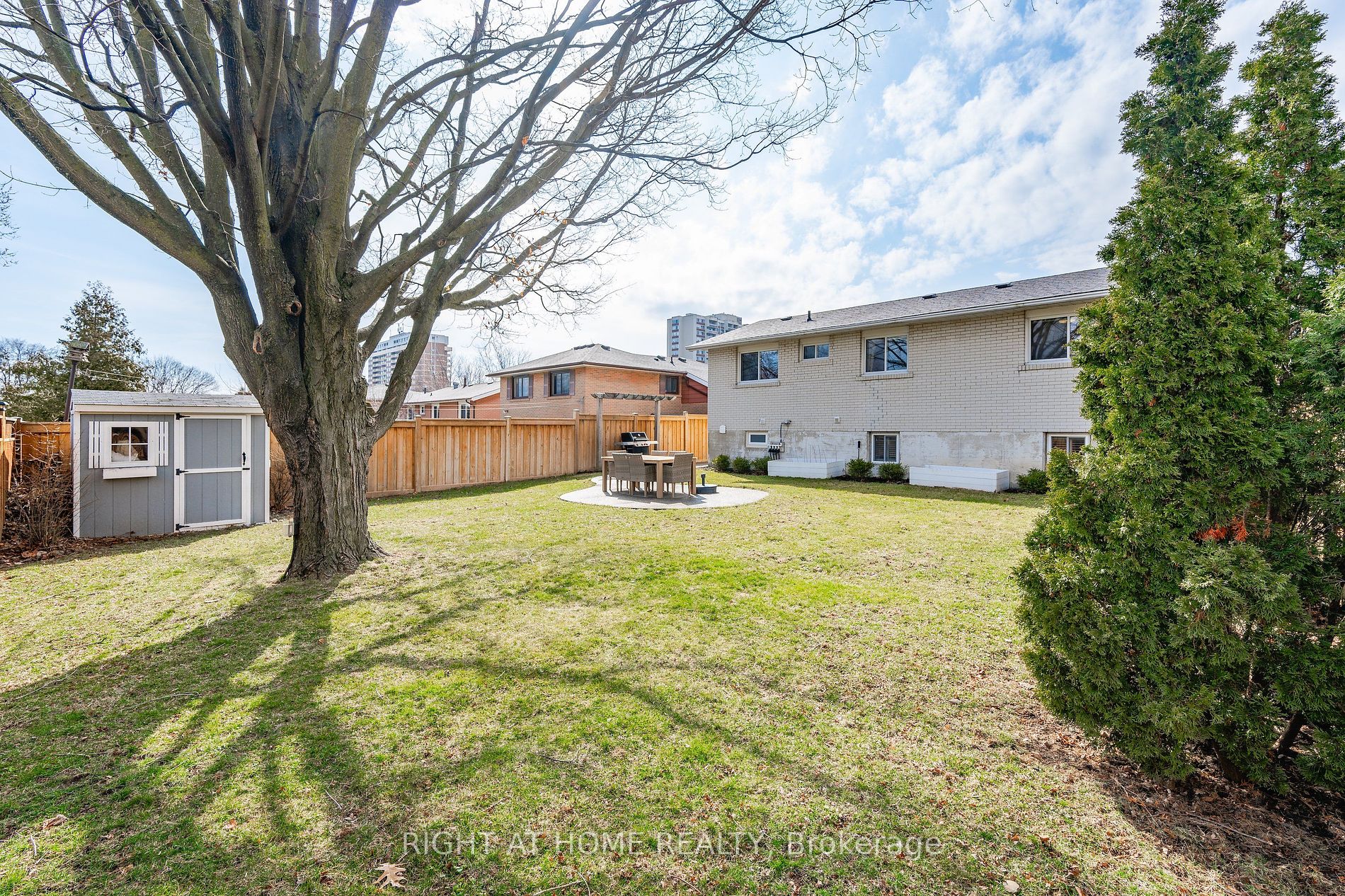 1600 Hobbs Cres