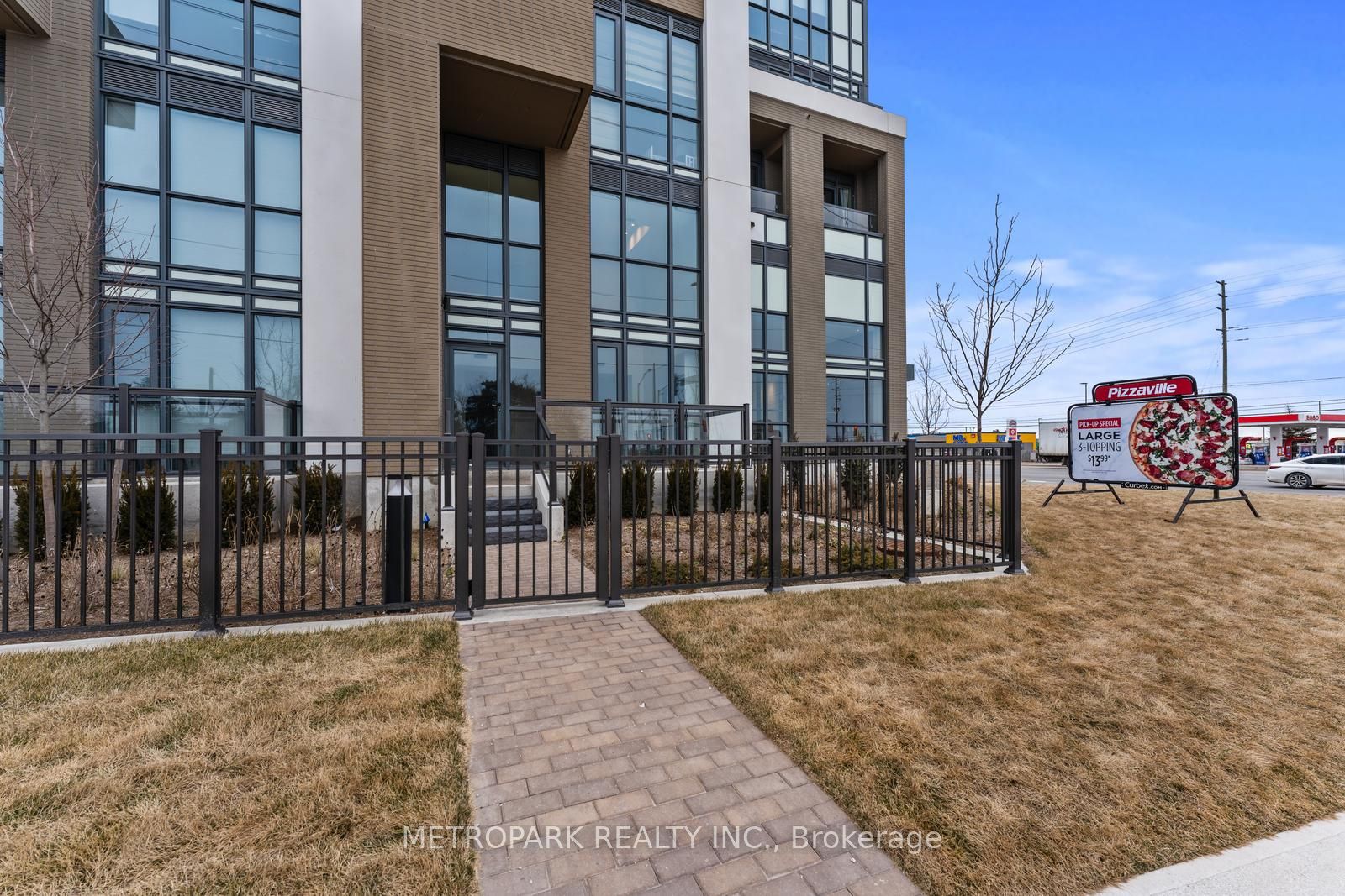509 Dundas St W, #104