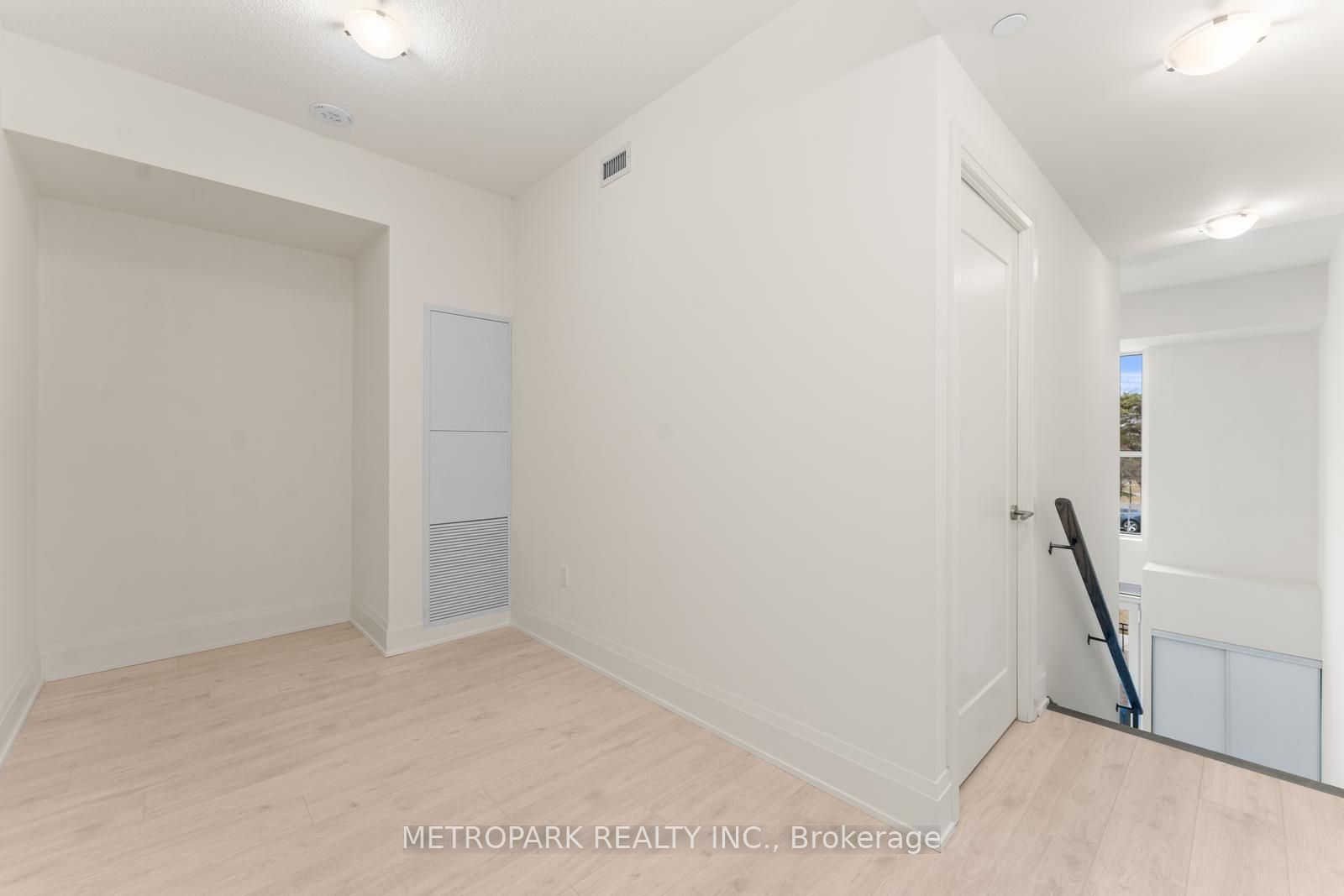 509 Dundas St W, #104