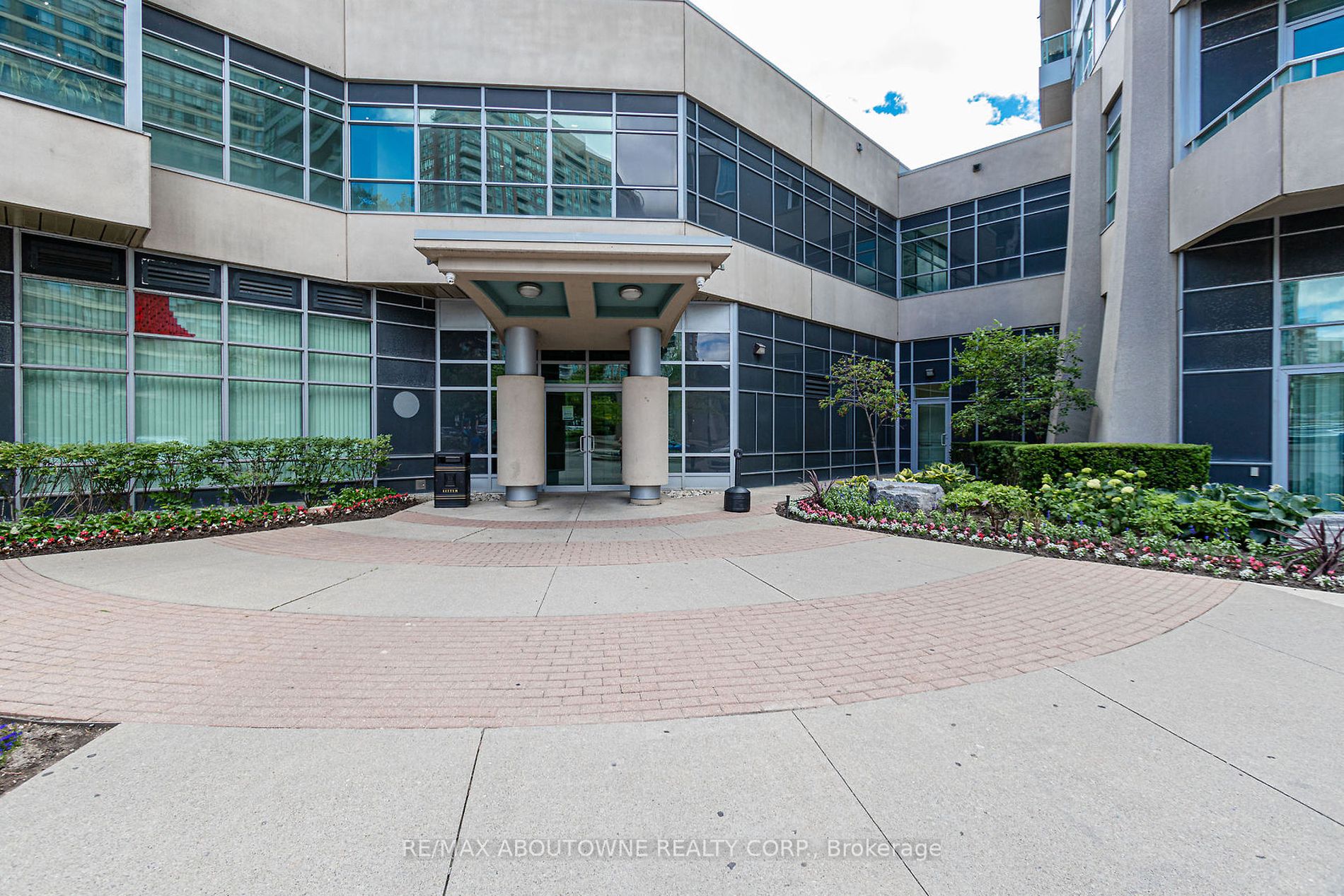 1 Elm Dr W, #802