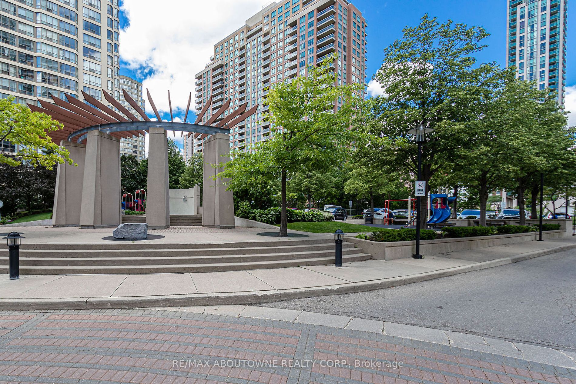 1 Elm Dr W, #802