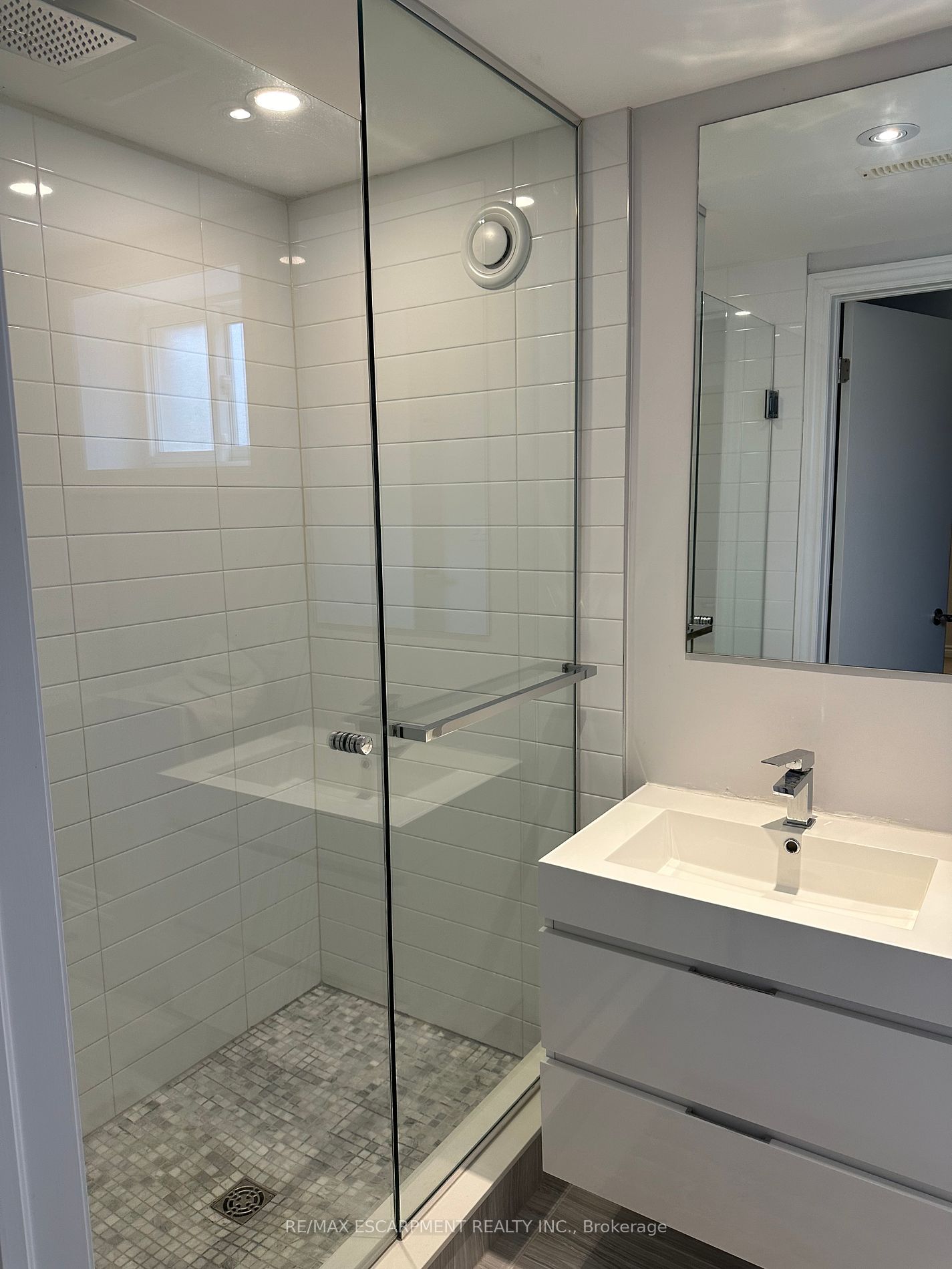 561 Wingrove Cres