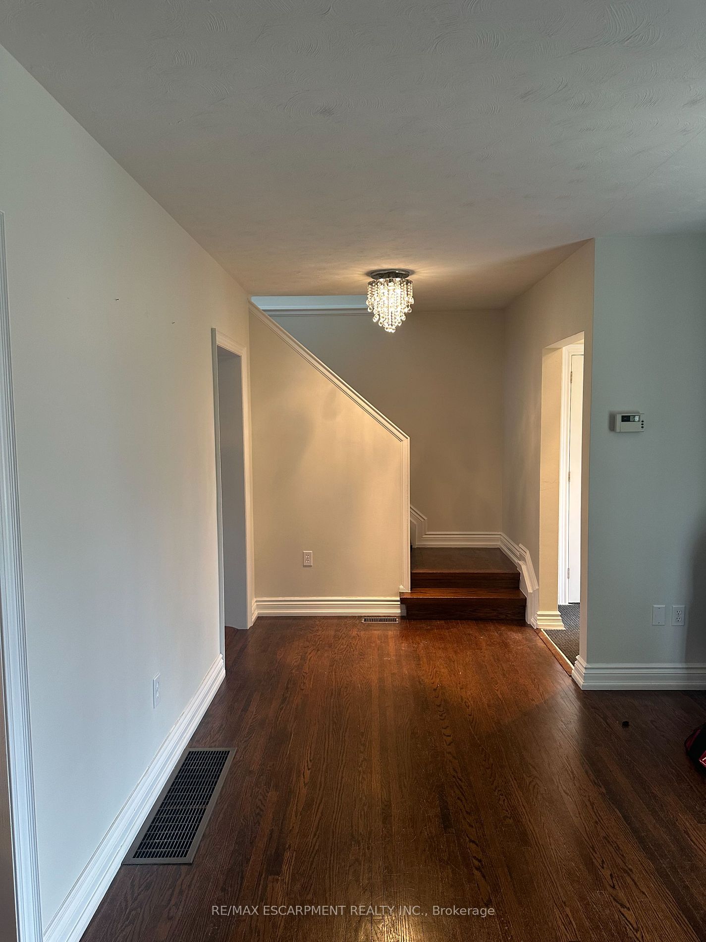 561 Wingrove Cres