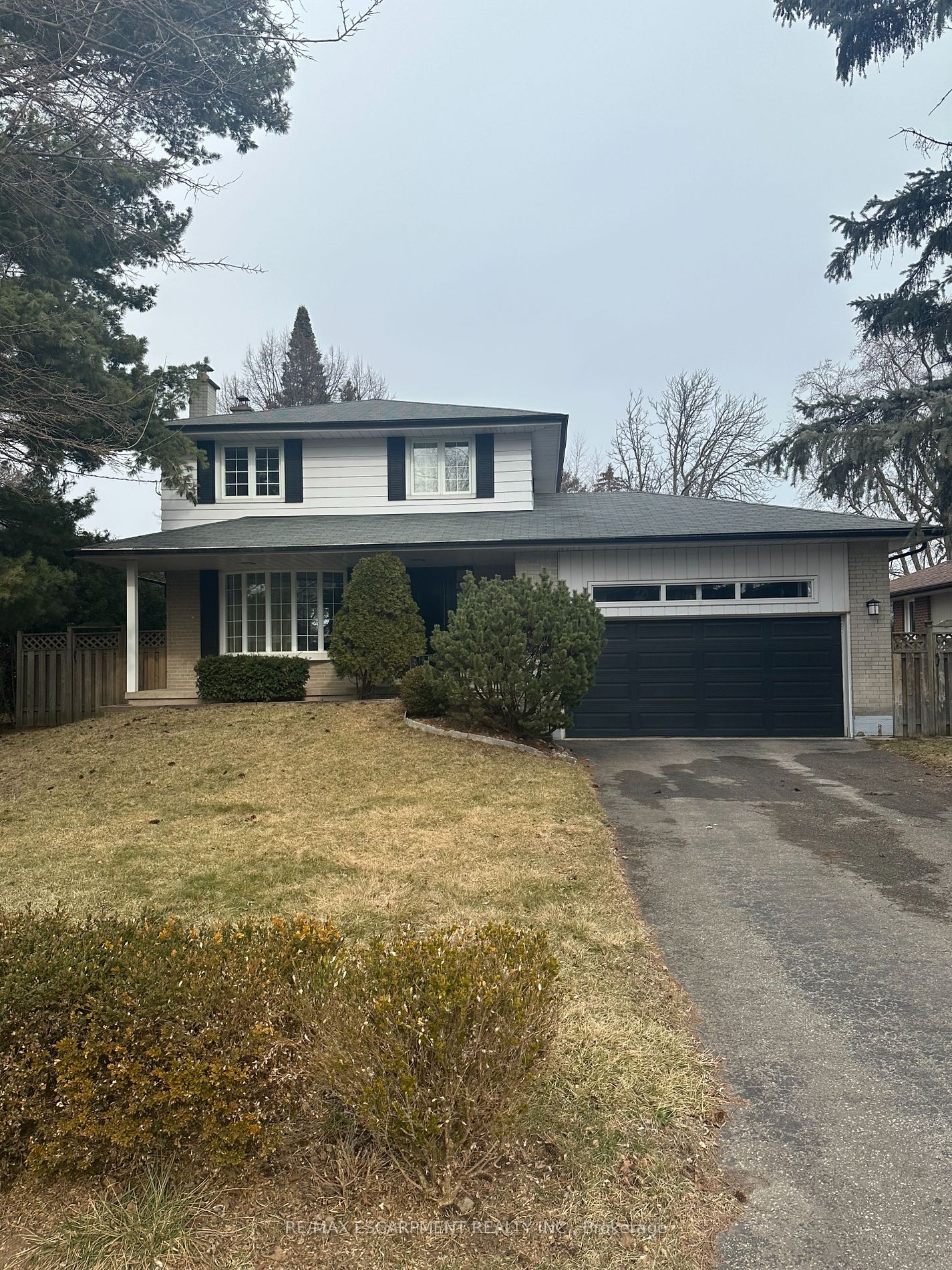 561 Wingrove Cres