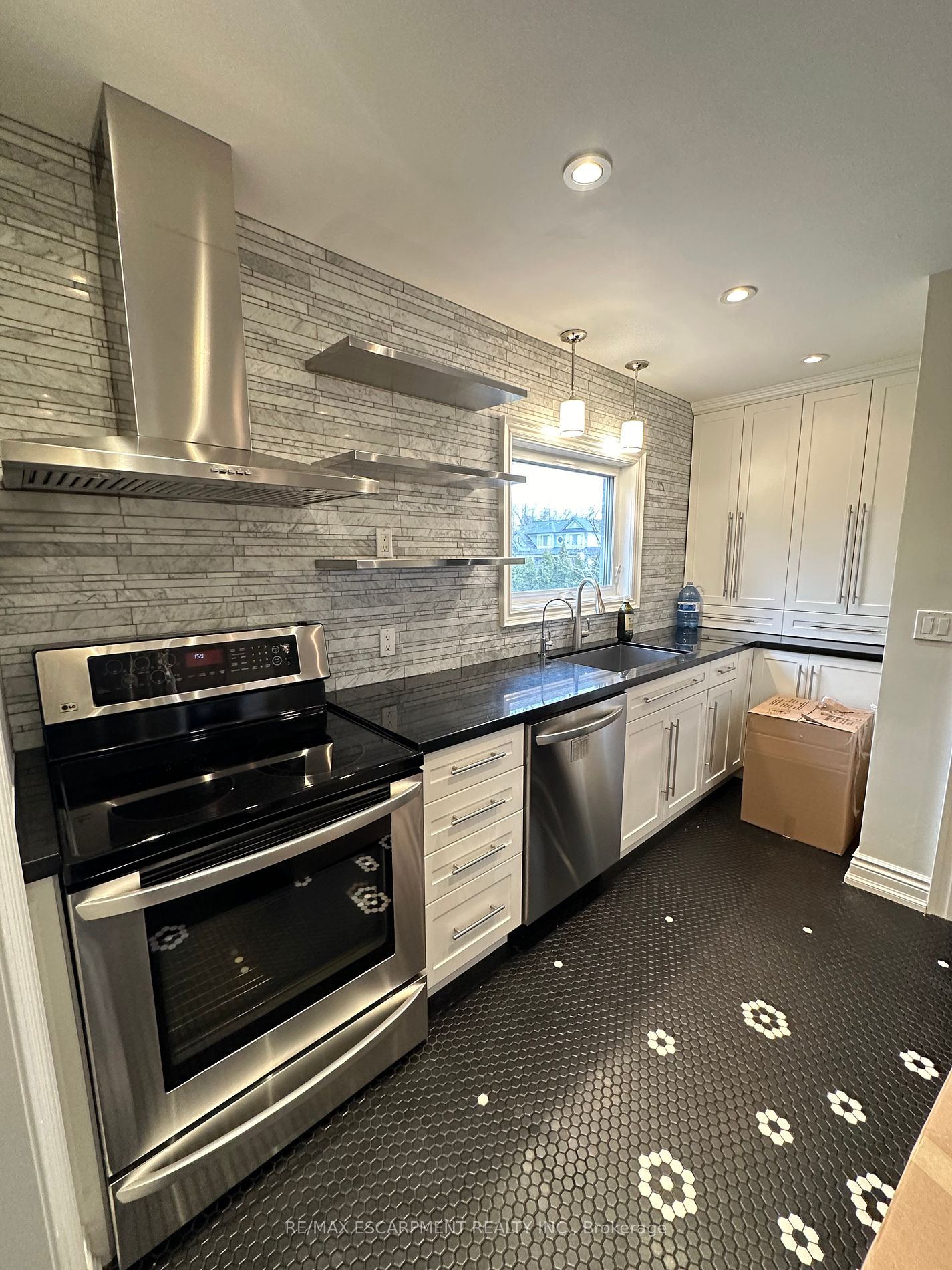 561 Wingrove Cres