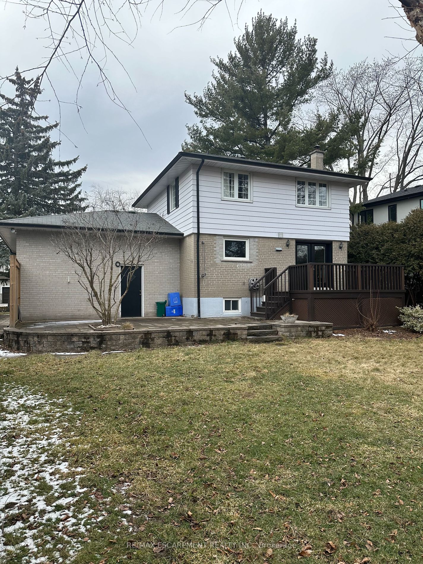 561 Wingrove Cres