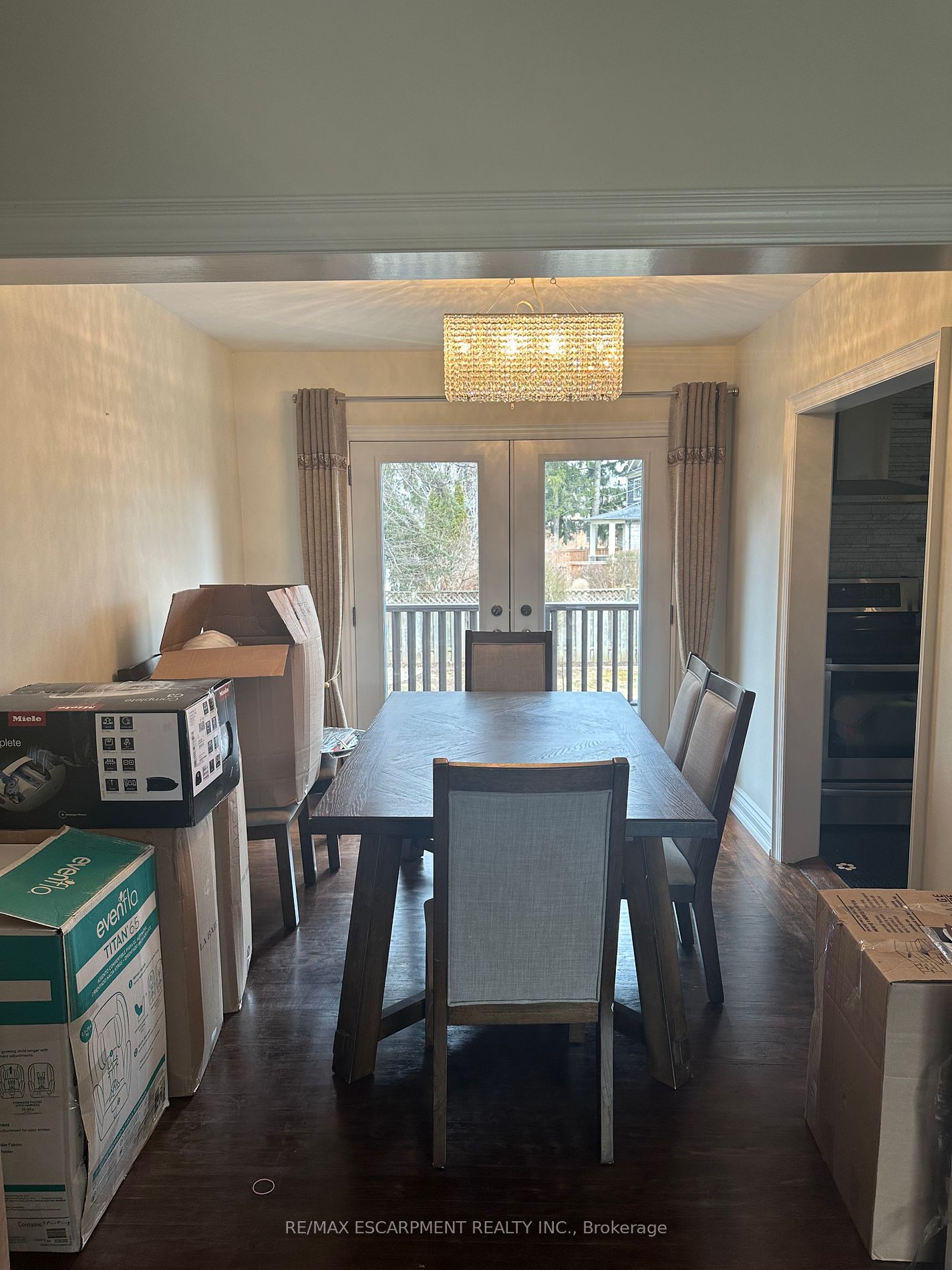 561 Wingrove Cres