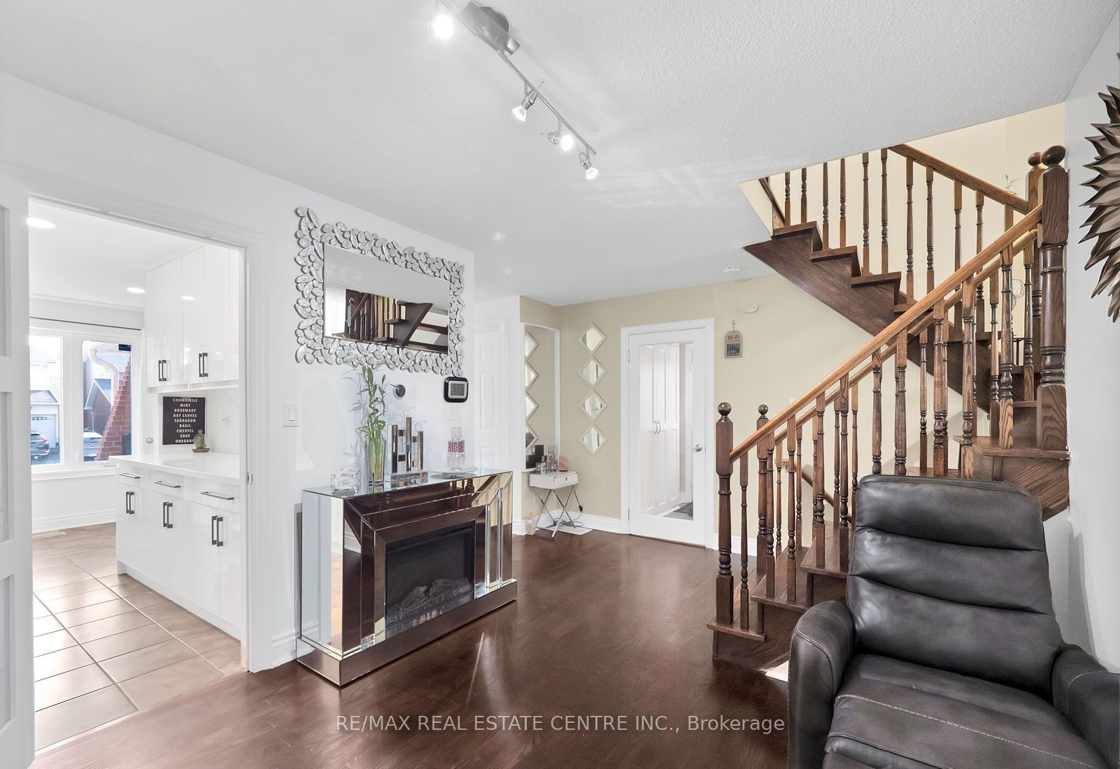 11 Hinchley Wood Grve