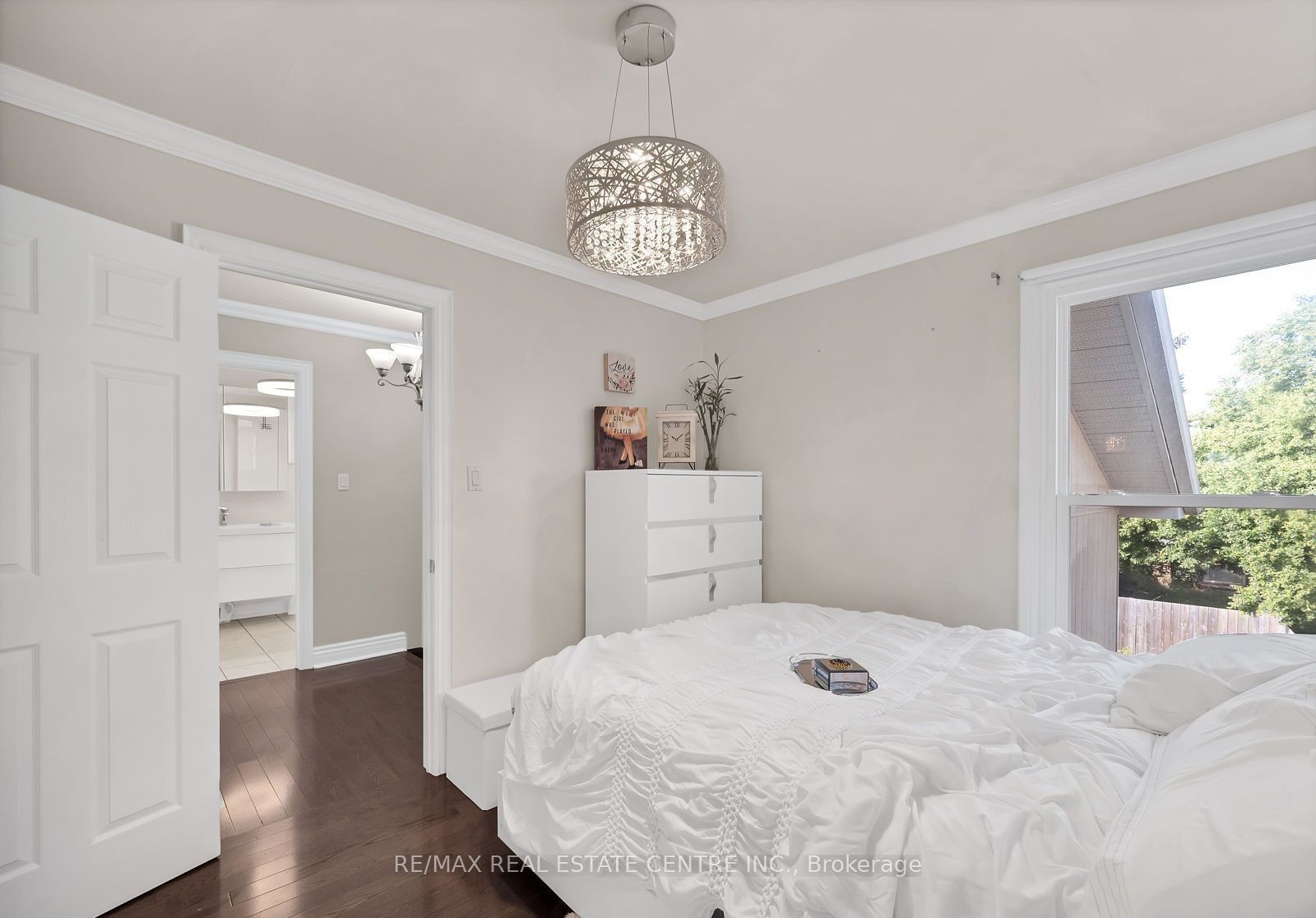 11 Hinchley Wood Grve