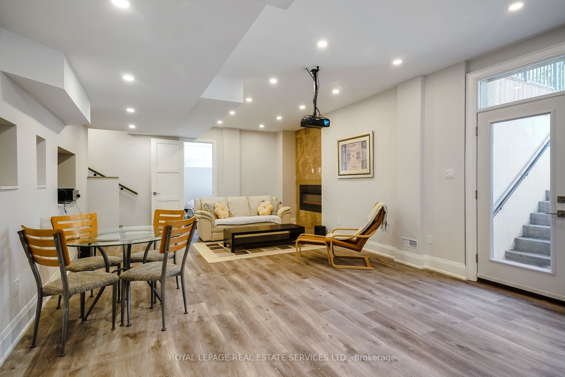 1211 Pinegrove Road