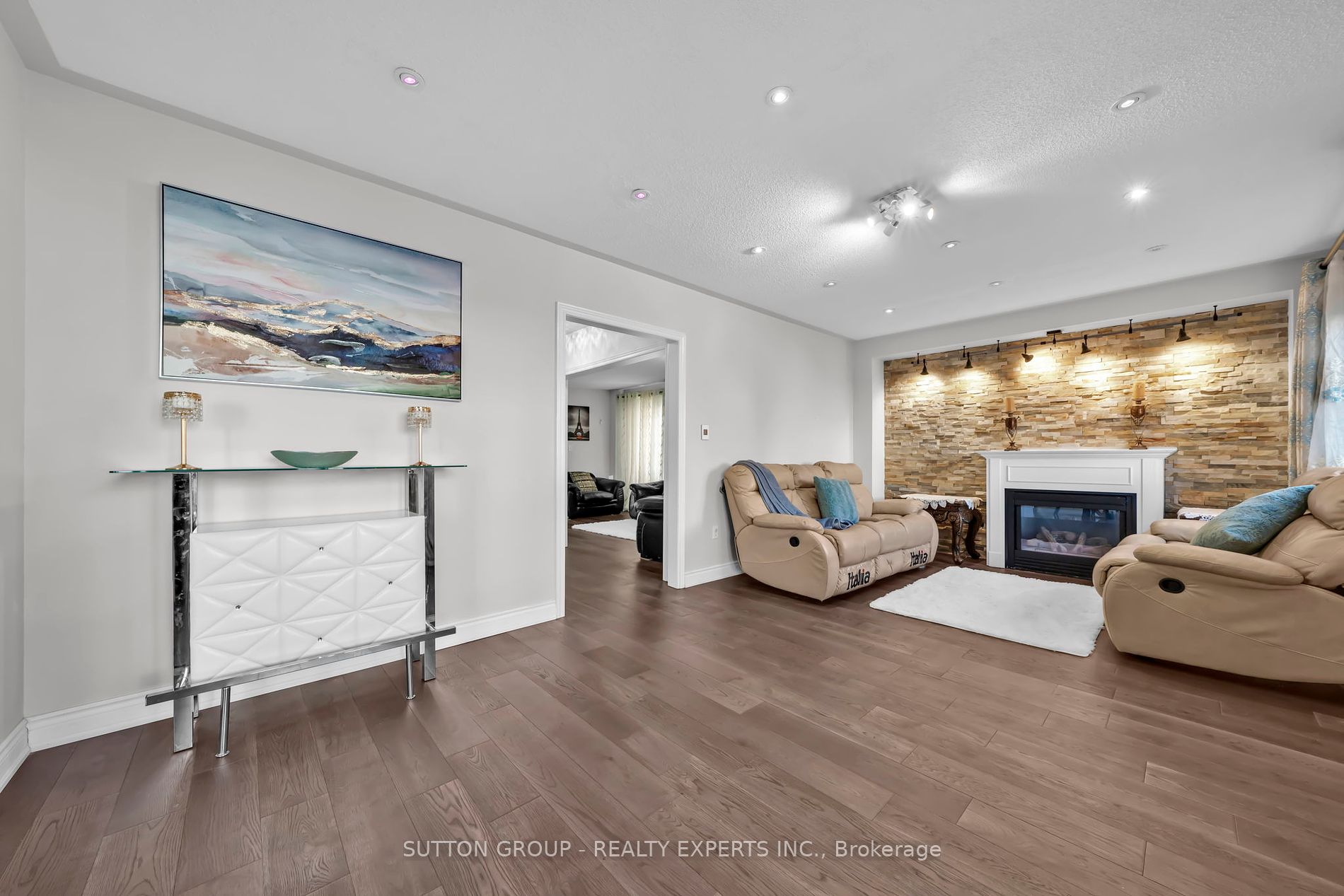 17 Atira Ave
