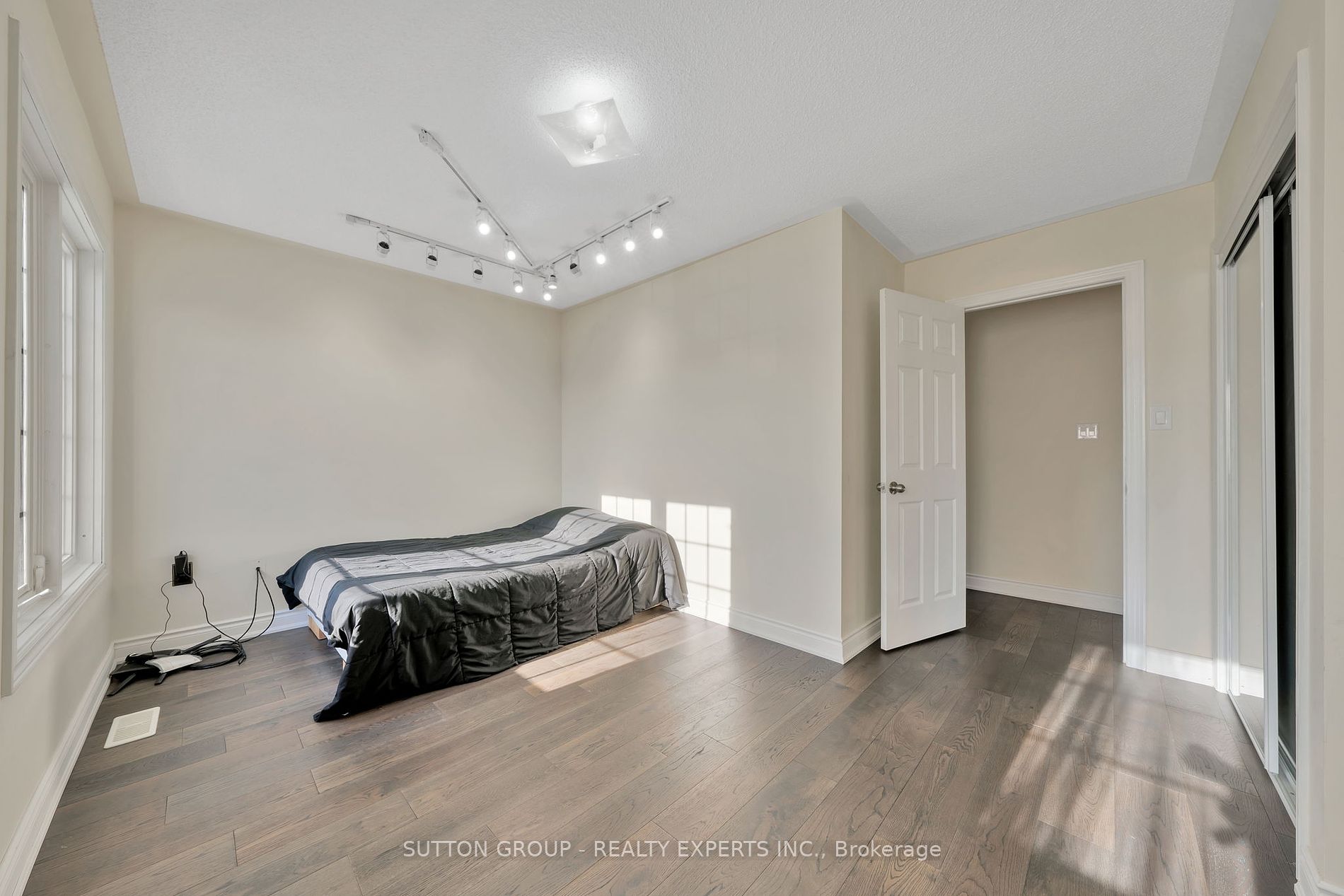 17 Atira Ave