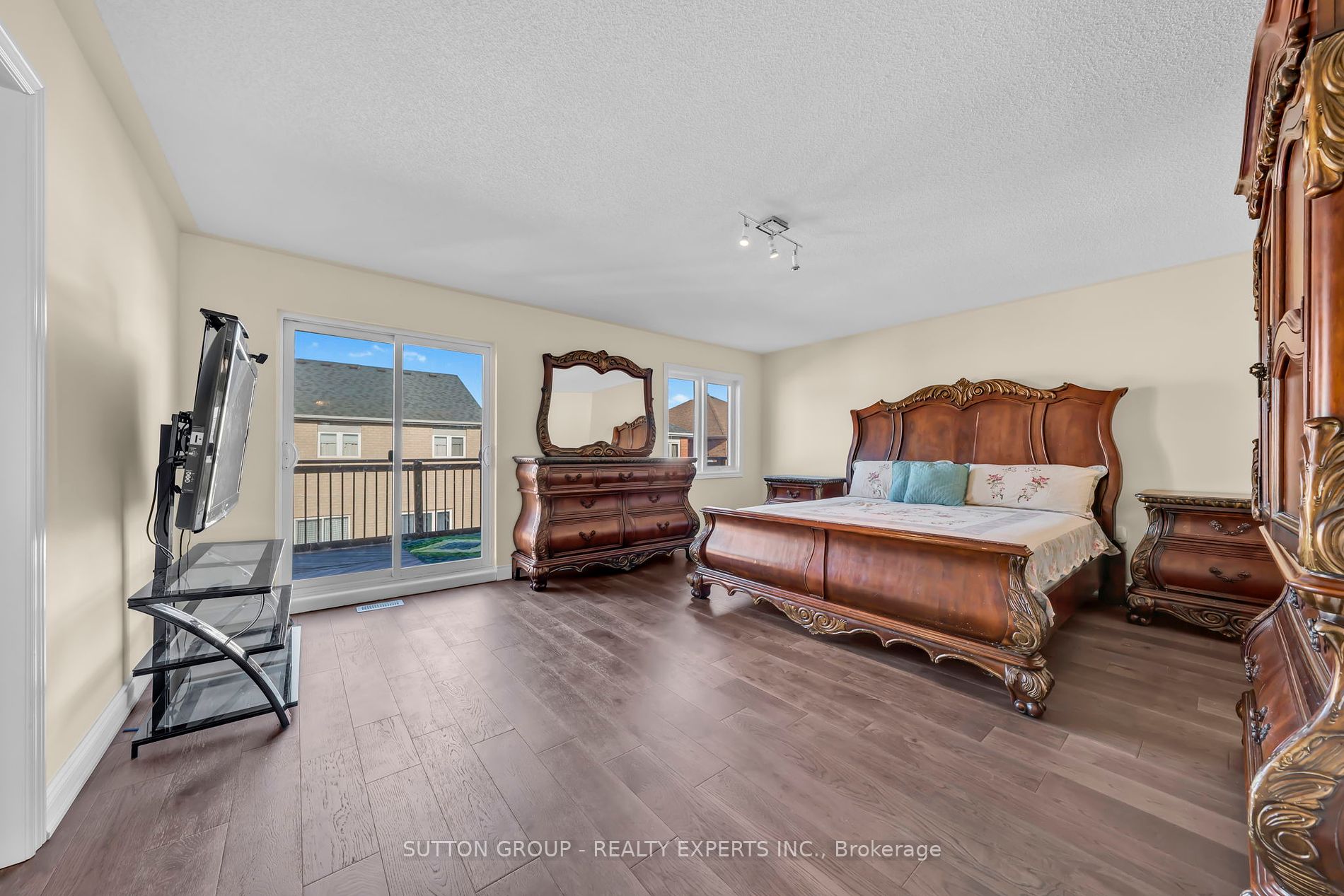 17 Atira Ave