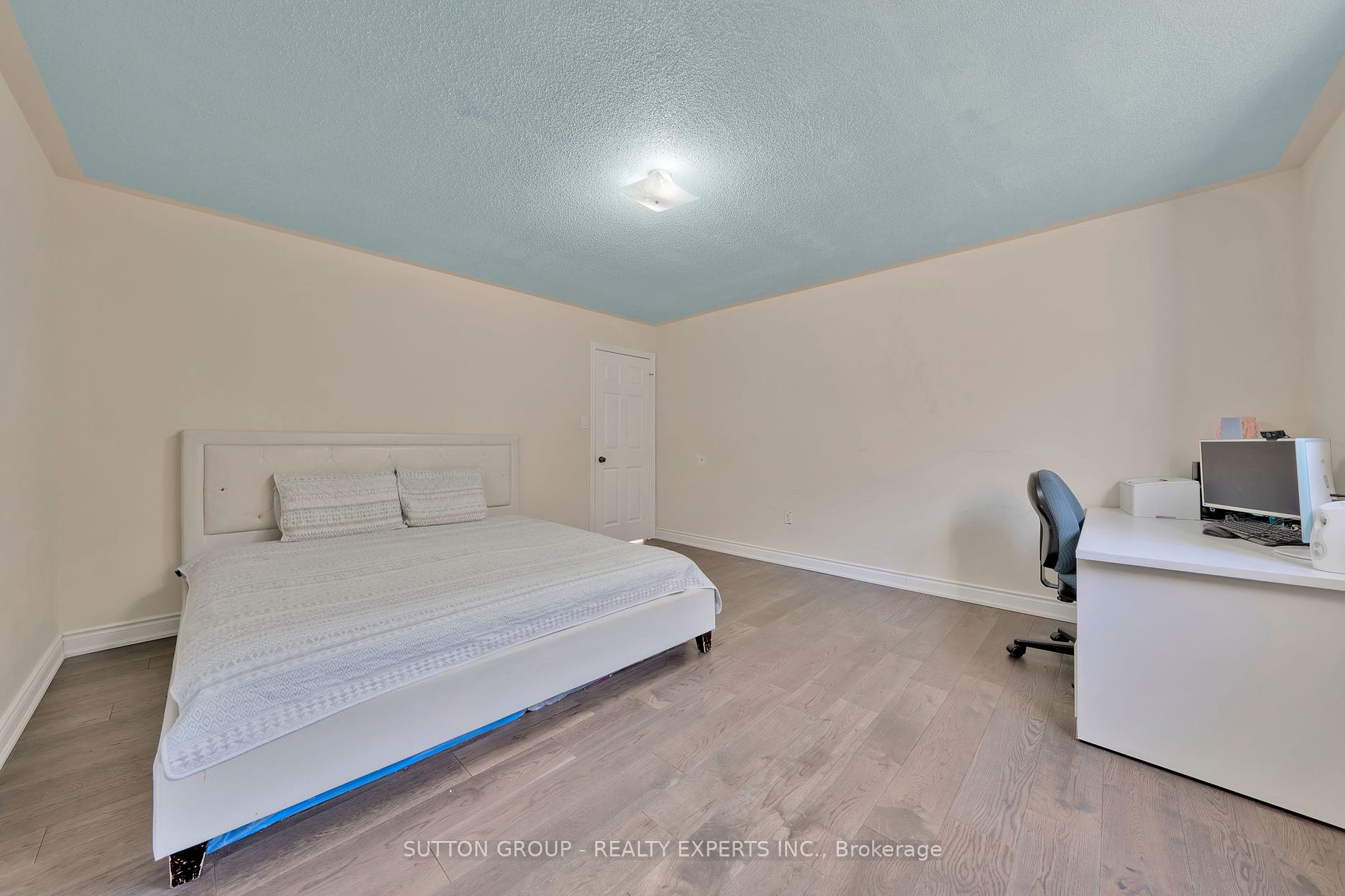 17 Atira Ave