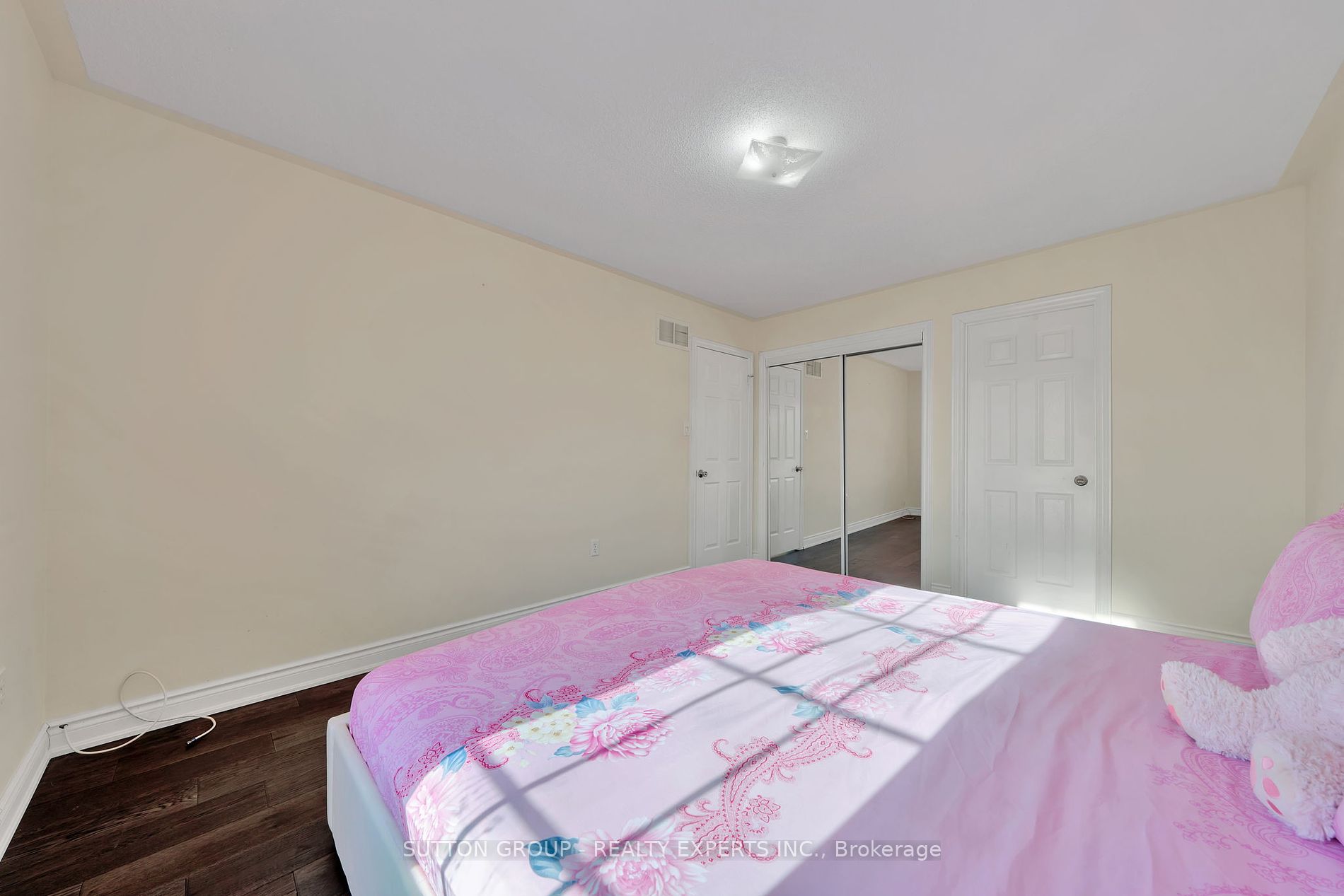 17 Atira Ave
